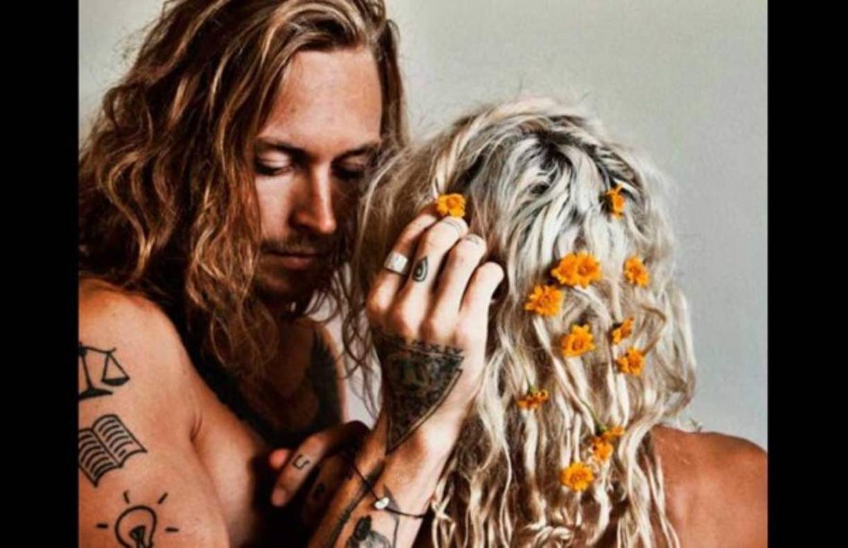 Las fotos de la pareja son muy artísticas.