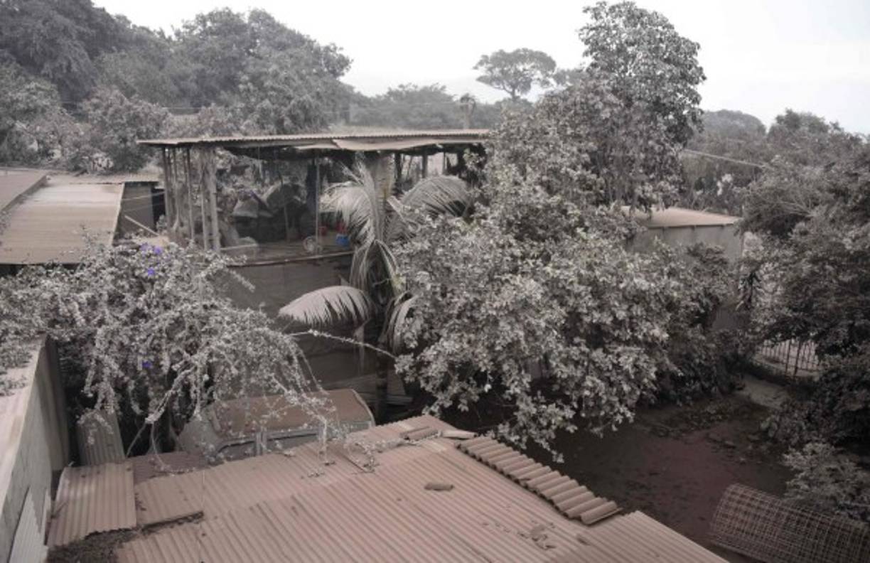 Vista del daño ocasionado por la erupción del volcán Fuego en San Miguel Los Lotes, un pueblo en el departamento de Escuintla, a unos 35 km al suroeste de Ciudad de Guatemala, tomada el 4 de junio de 2018.<br/>Al menos 25 personas murieron, según el Coordinador Nacional de Reducción de Desastres (Conred), cuando el volcán Fuego de Guatemala entró en erupción el domingo, eructando cenizas y rocas y obligando al aeropuerto a cerrarse.