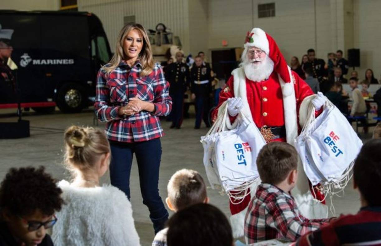 La primera dama estadounidense, Melania Trump, adelantó la Navidad para los hijos de los militares en la base de Anacostia, a quienes sorprendió este martes con regalos y una fiesta con Santa Claus.