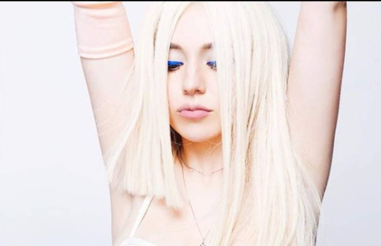 Aunque Ava Max es americana su explosión musical y éxito internacional viene desde Europa donde hasta la fecha ya ha conquistado más de 15 números unos en igual cantidad de países del viejo continente. Algo extraño que por lo visto le ha dado empuje para que ahora sea escuchada en EEUU.