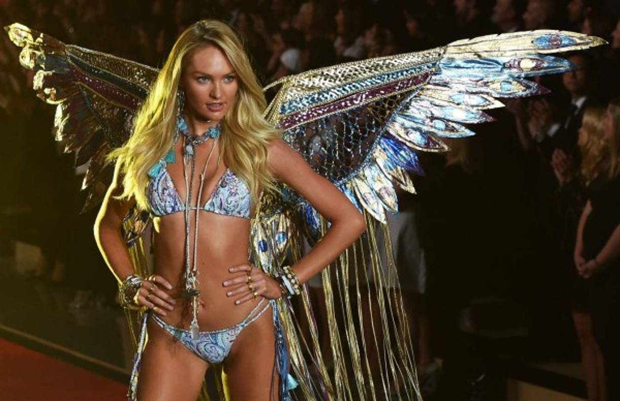 Impactantes modelos lucieron trajes de fantasía de la firma de lencería.