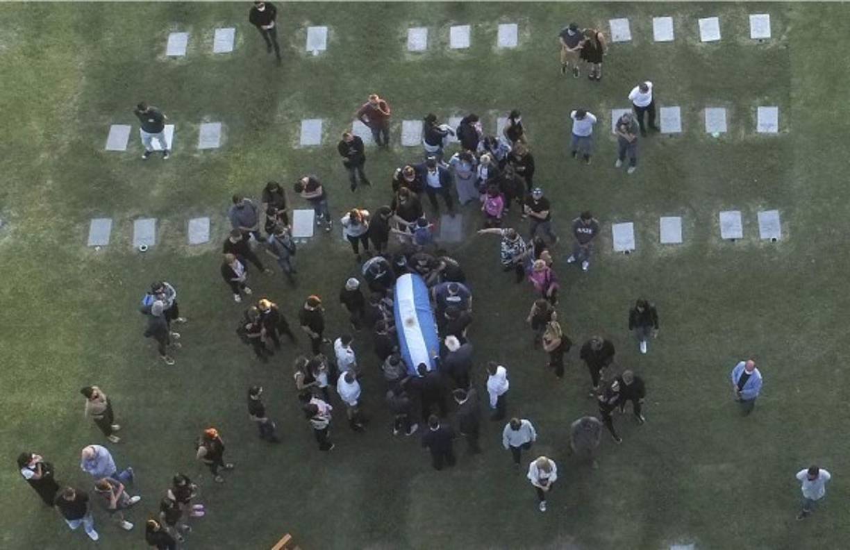 El ataúd de Maradona llegó al cementerio cubierto por una bandera de Argentina.