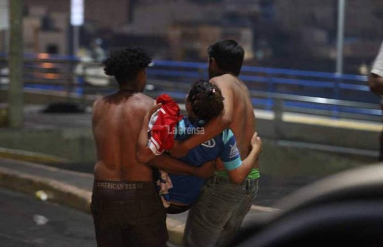 Una aficionada del Motagua fue auxiliada por algunos seguidores.