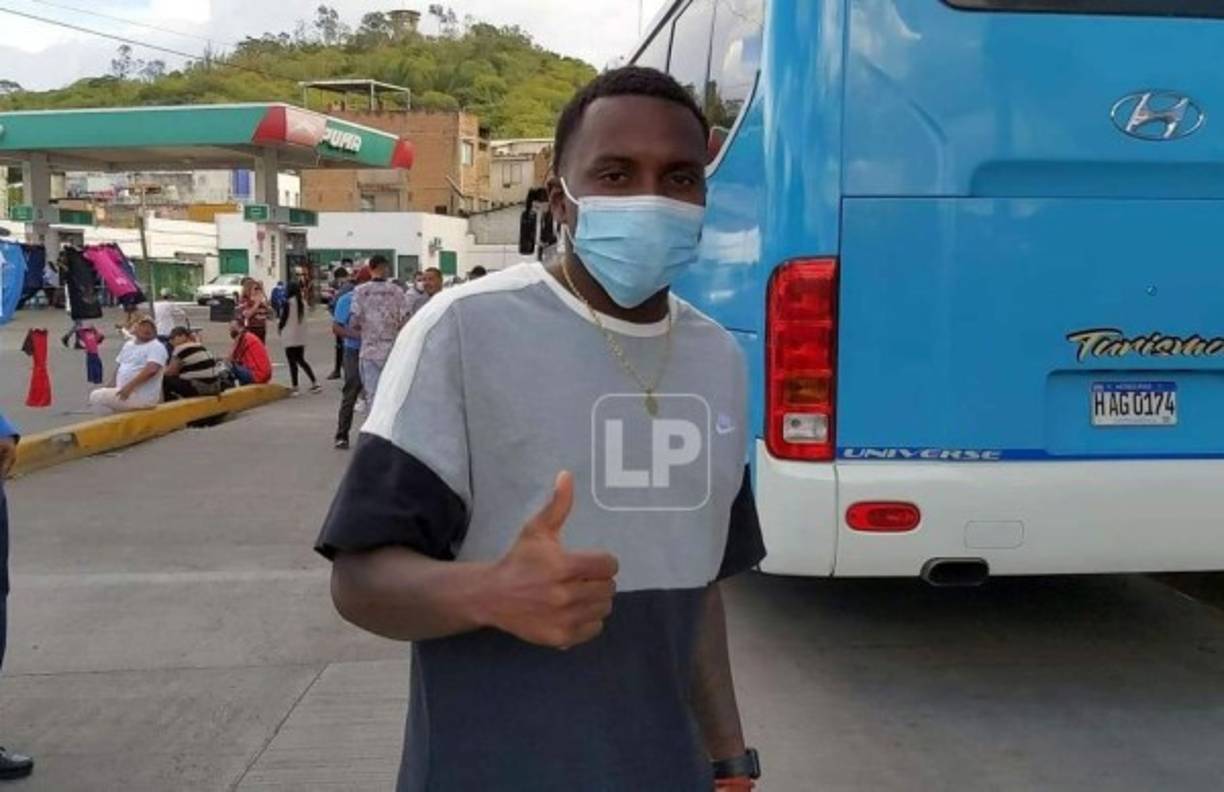 Carlos 'Zapatilla' Mejía, fichaje del Motagua, llegando al estadio Nacional para ver el clásico.