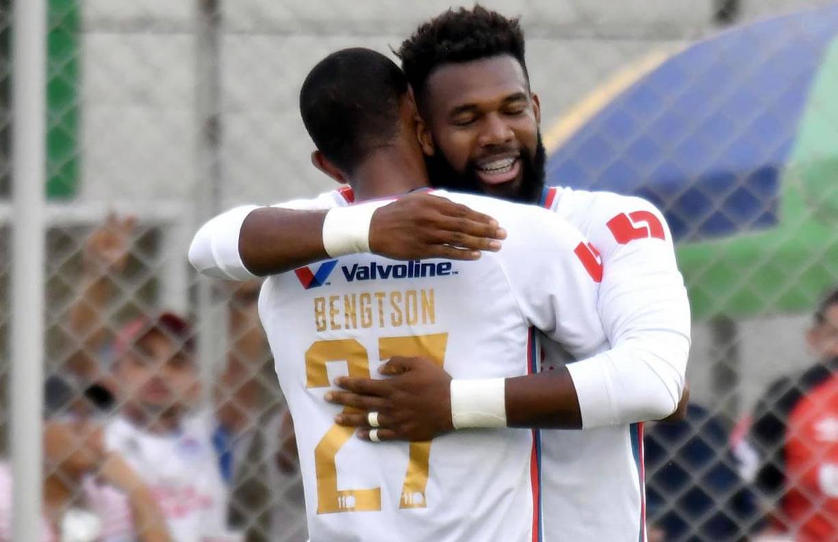 El cariñoso abrazo de Jorge Benguché a Jerry Bengtson.