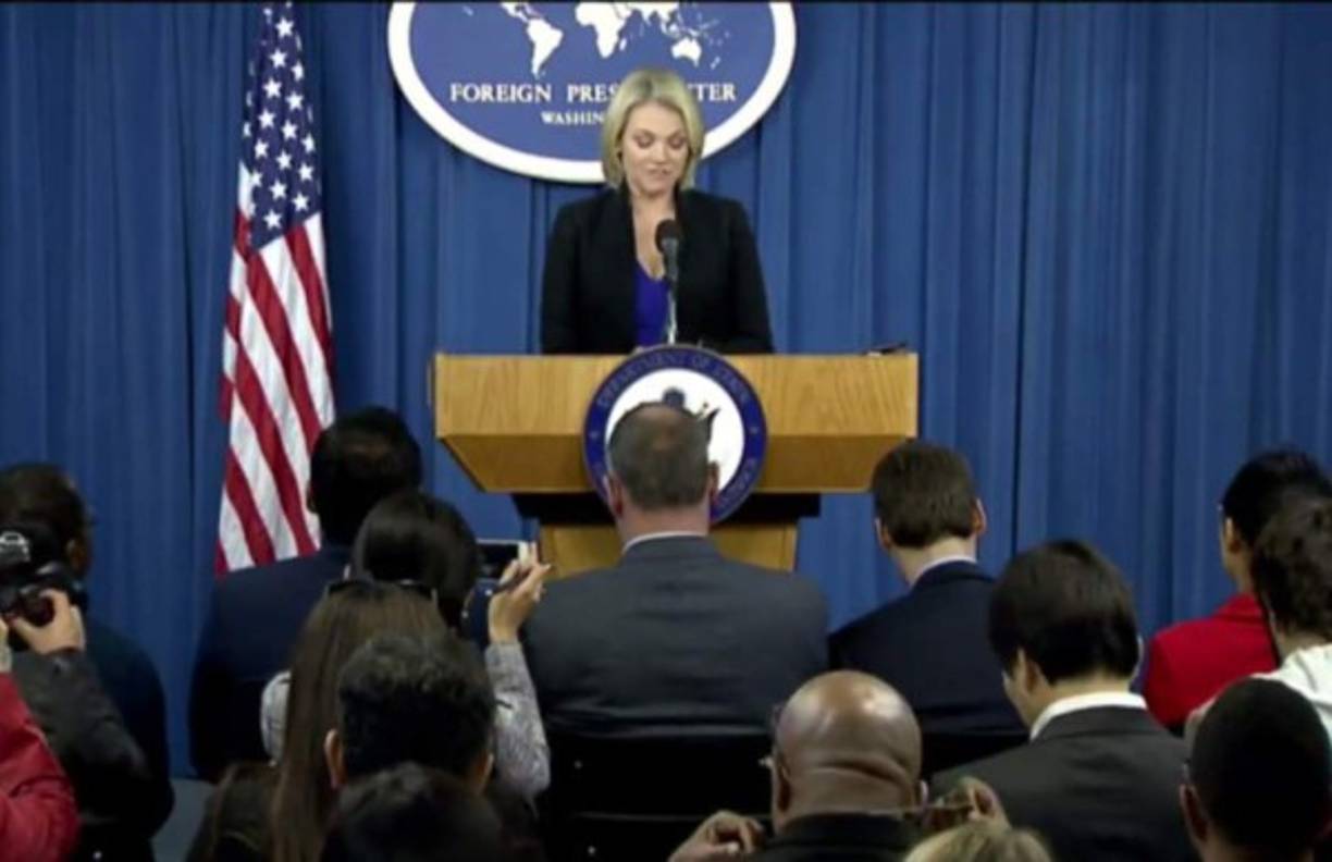 El gobierno de Estados Unidos pidió este miércoles a los hondureños mantener la calma y esperar los resultados oficiales de las elecciones generales del domingo 26 de noviiembre. La portavoz del Departamento de Estado, Heather Nauert, dijo: 'El pueblo de Honduras ejerció su derecho democrático al participar en las elecciones el 26 de noviembre. Estados Unidos espera poder trabajar con los líderes democráticamente electos de Honduras'.