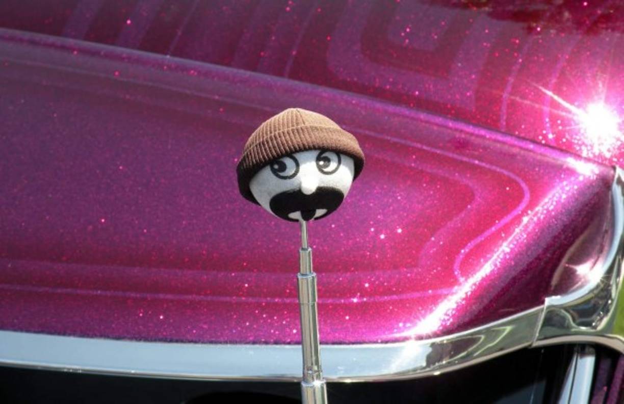 AntennaBalls ► Seguro que si alguna vez se nos ocurriera la absurda idea de vender una antena con una pelota pinchada no sabríamos cómo hacerlo. Esto fue lo que hizo Jason Wall, que sin miedo a que le llamaran loco, ahora las vende como churros y es millonario.