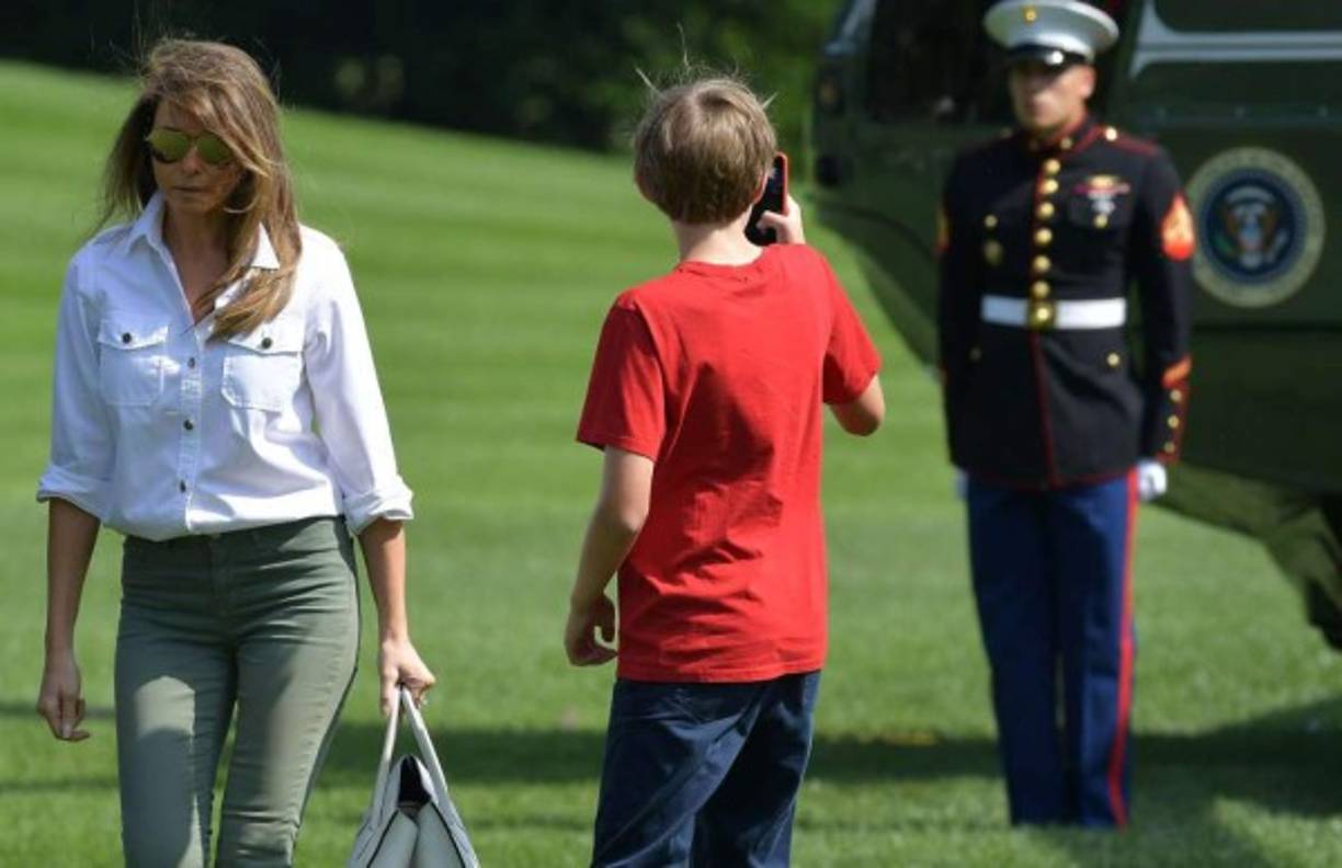 Barron es el primer hijo presidencial en asistir a esa escuela. Las hijas de Barack Obama, Malia y Sasha, optaron por una prestigiosa secundaria en Washington D.C.