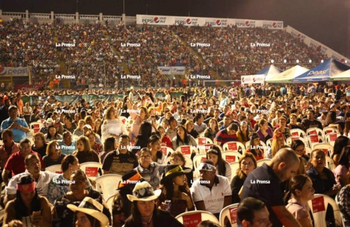 'No puedo olvidarla' fue el tema con que 'El Buki' inauguró la velada musical.