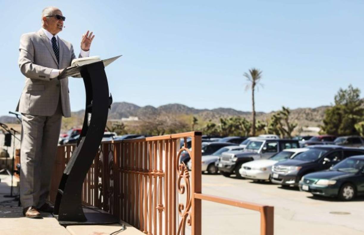 En California, el Pastor Jerel Hagerman realizó el servicio religioso desde un improvisado púlpito en el estacionamiento de su iglesia.