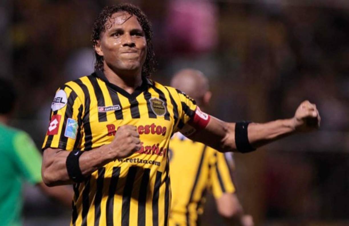 Carlos Pavón es considerado un ídolo en el Real España luego de sus grandes actuaciones con el club aurinegro. En enero del 2015 se le hizo un partido de despedida y ya han pasado más de cuatro años tras su adiós del fútbol.