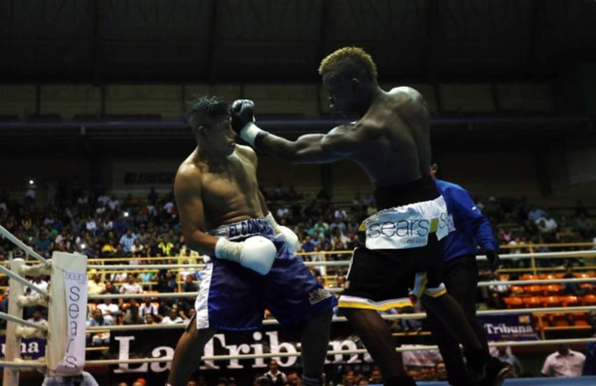 'Escorpión' Ruiz durante la pelea con Jhonson Téllez de Nicaragua.
