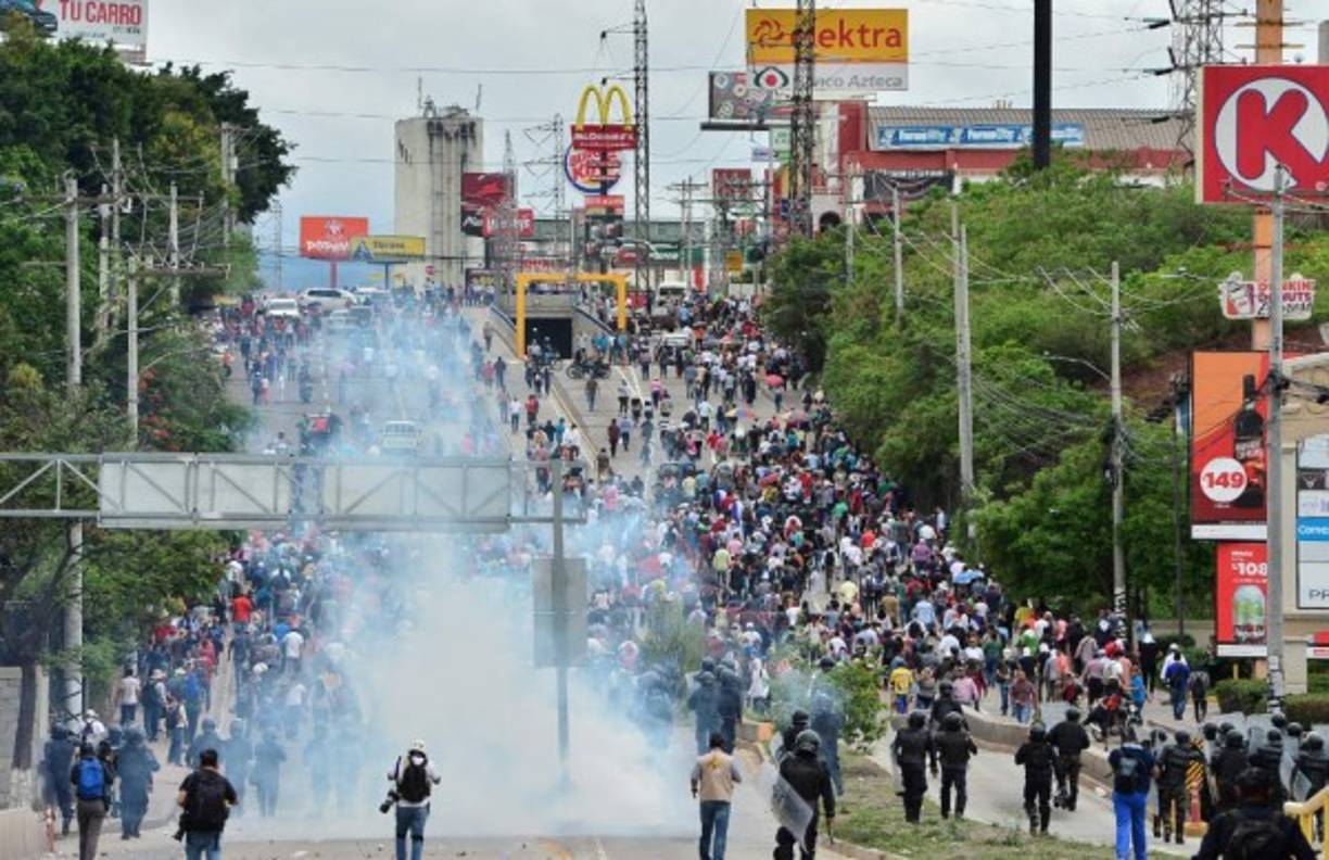 Representantes del sector de Salud y Educación salieron a protestar pero fueron dispersados por la Policía Nacional.