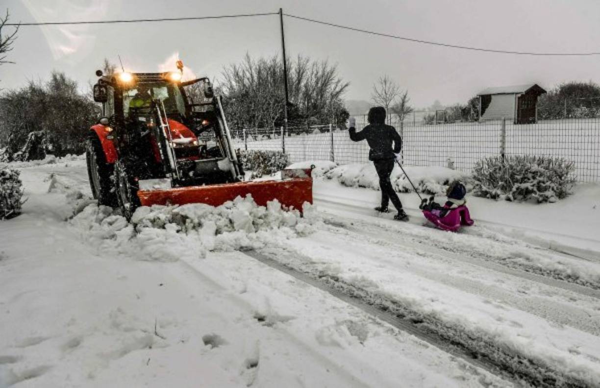 Londres. Europa paralizada por nevadas. Grandes tormentas de nieve y fuertes vientos siguen golpeando gran parte de Europa, dejando más de 800 vuelos cancelados en Alemania y Bélgica.