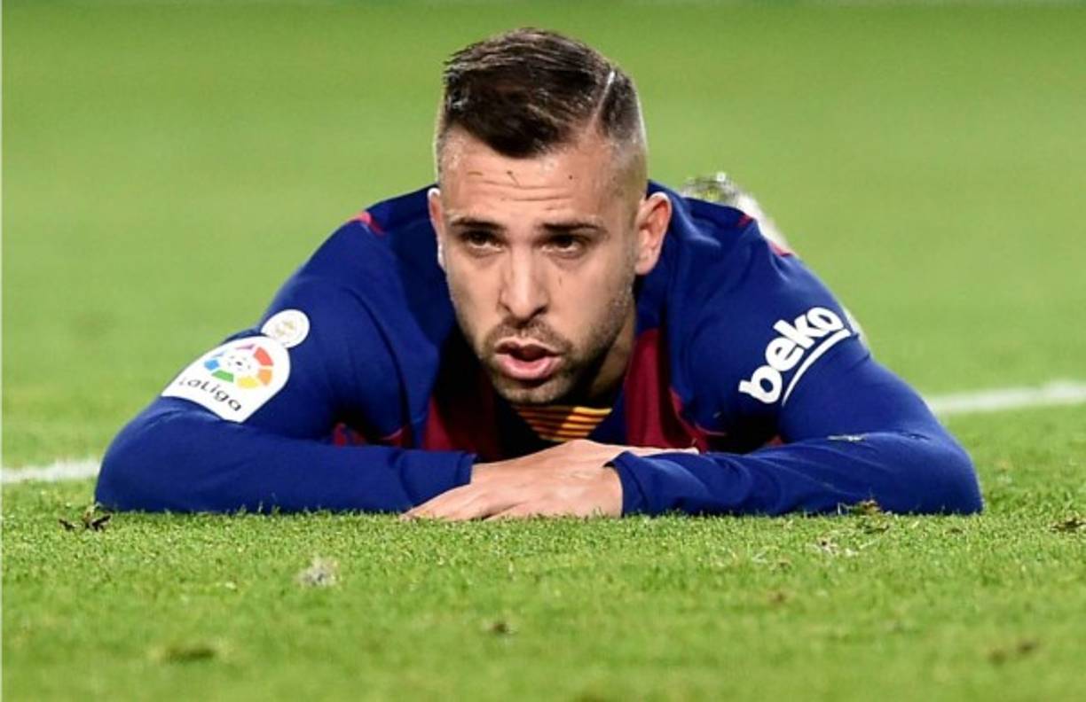 Jordi Alba se lamenta luego de perderse una ocasión clara de gol ante el Real Madrid.