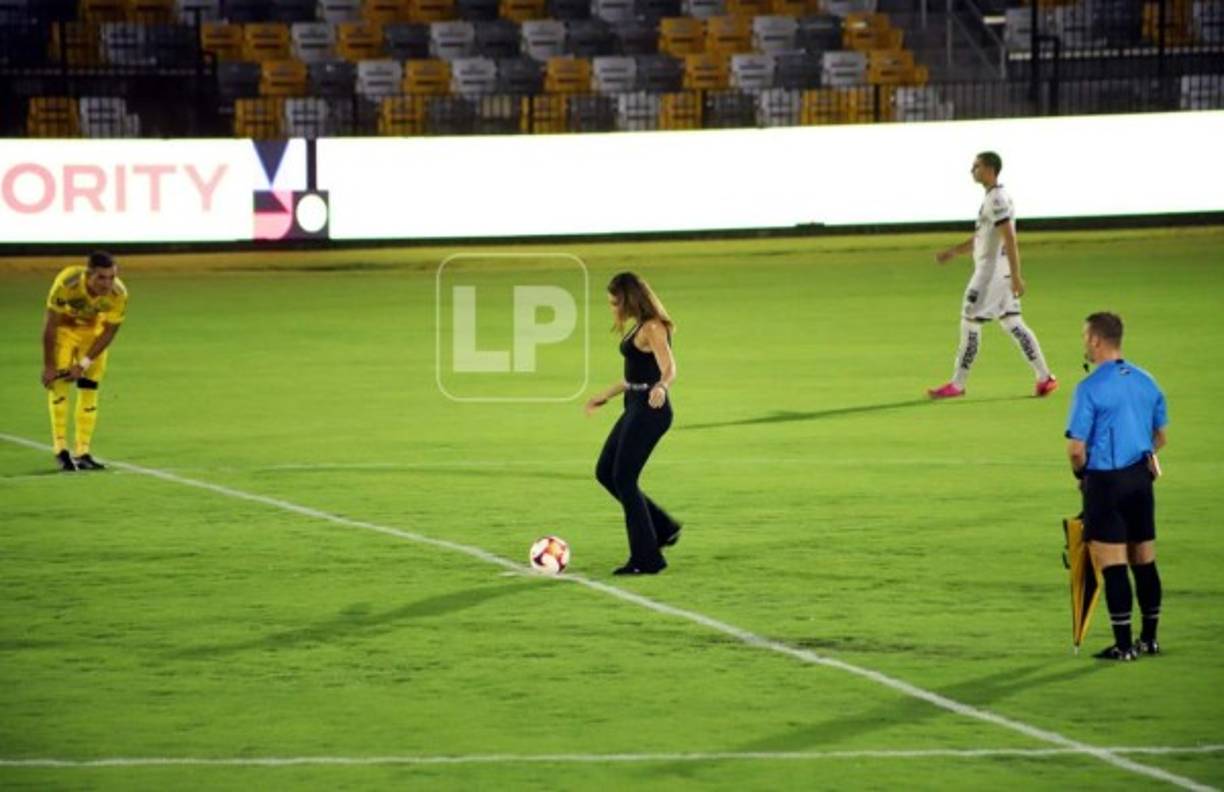 La sexy Sirey Morán se encargó de realizar el saque inicial para el partido entre Real España y Querétaro.