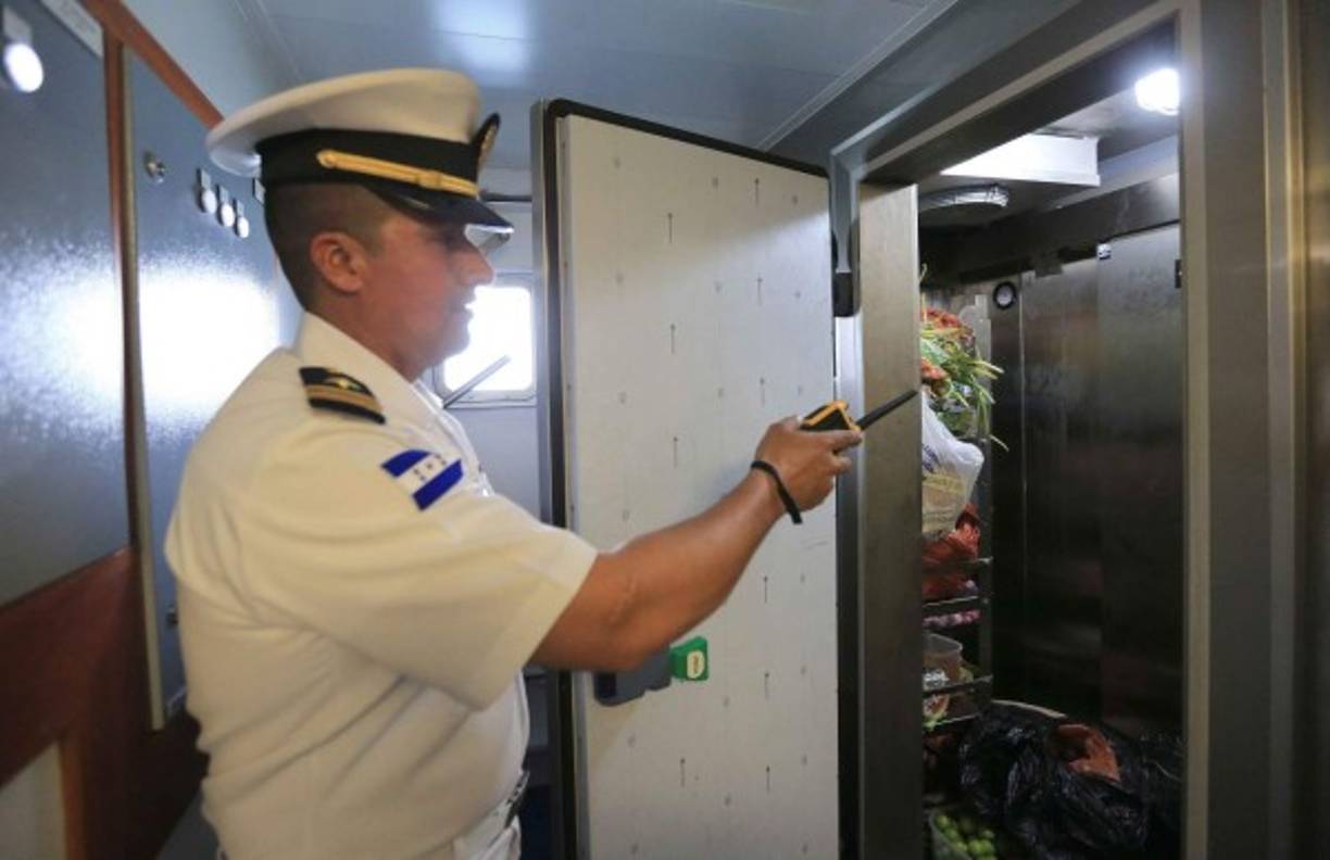 El comandante del 'Gracias a Dios' muestra el cuarto frío y de congelamiento para alimentos perecederos.