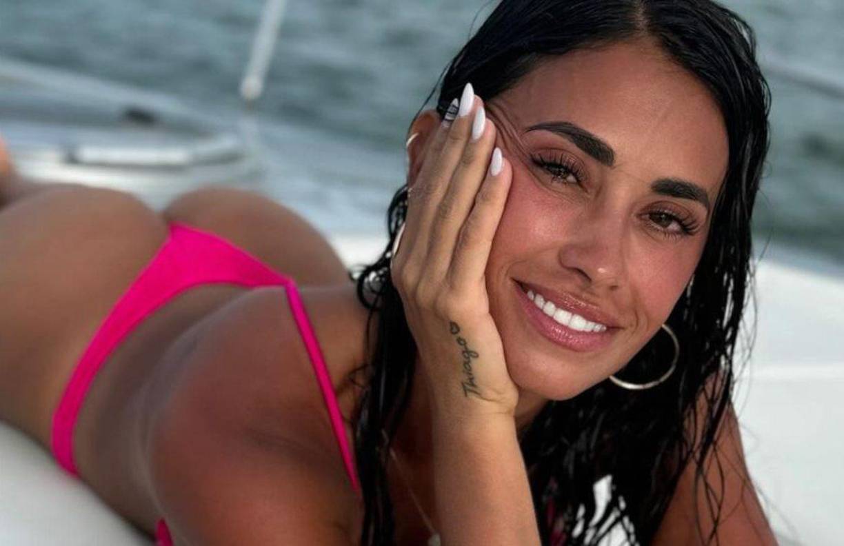 Bikinazo: Antonella Roccuzzo tomando sol en el barco, mientras disfruta de una tarde de vacaciones junto a Lionel Messi.