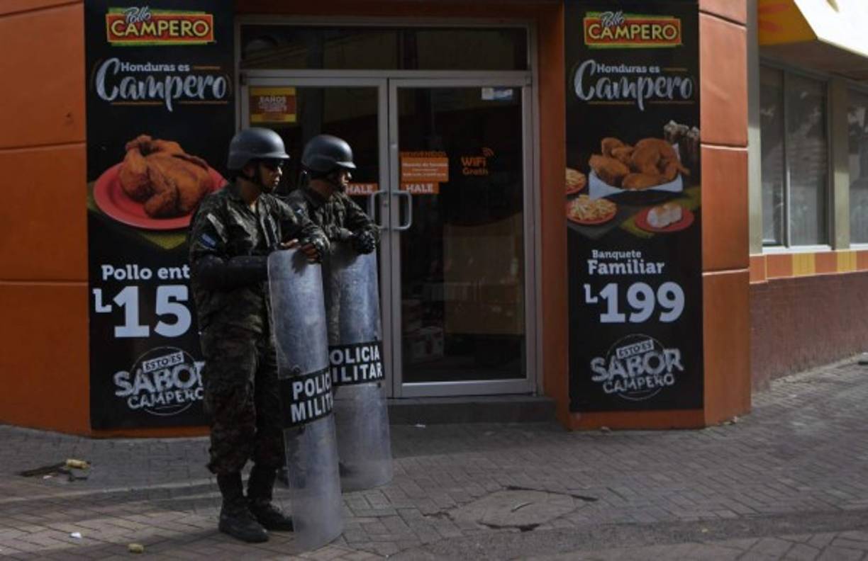 La Policía Militar ha sido desplegada en las calles de las principales ciudades para mantener el orden.