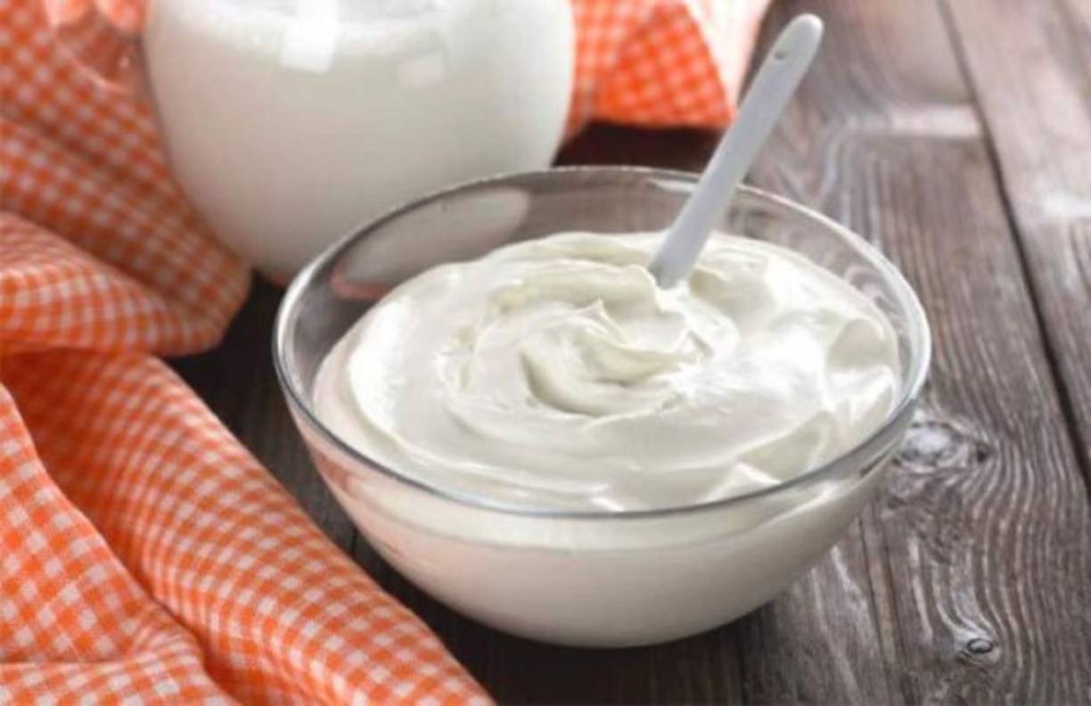 Yogur natural y cúrcuma. Se hace una mezcla usando una cucharada de cúrcuma y dos cucharadas de yogur natural (yogur sin sabor). Se pone en las axilas y se deja actuar por una media hora. Se lava y se repite todos los días.