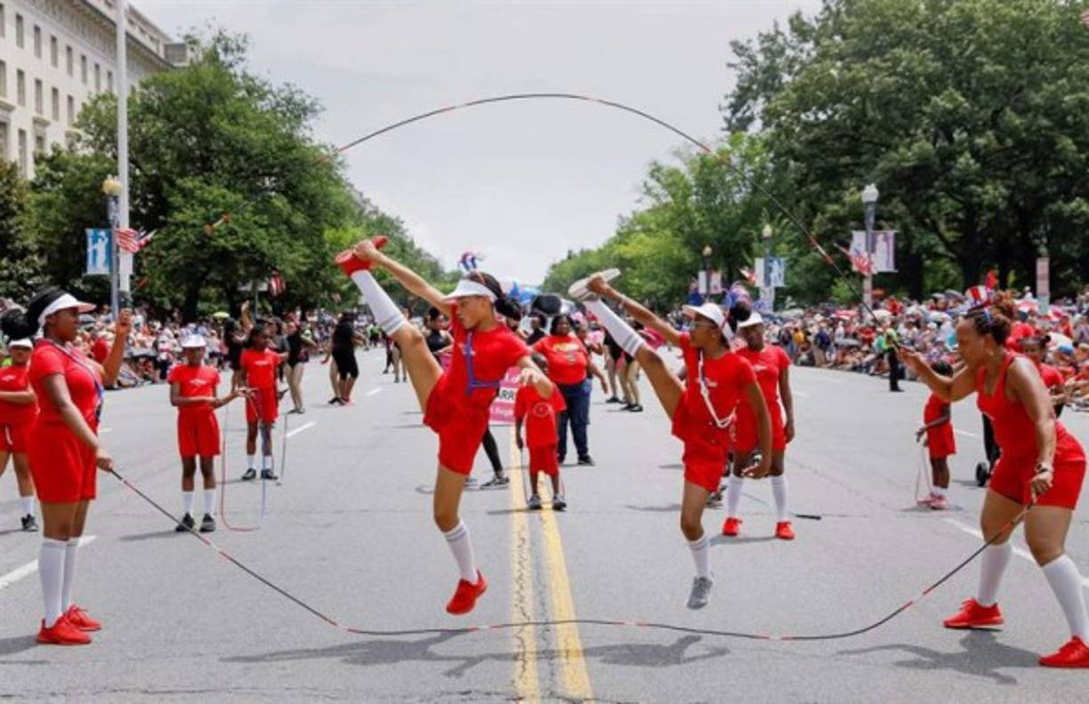 El 243 aniversario de la independencia de Estados Unidos de la Corona británica se celebró con el tradicional desfile en la Avenida Constitución de la capital.