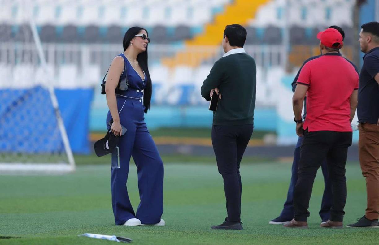 Varias personas acudieron al entrenamiento de la Bicolor en el escenario deportivo.