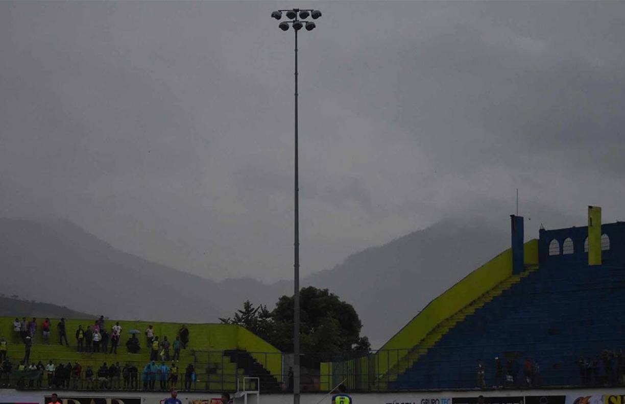 Apenas a los seis minutos de haber comenzado, el partido se detuvo debido a problemas con el alumbrado eléctrico del estadio Juan Ramón Brevé. El choque se reanudó tras 17 minutos de pausa.