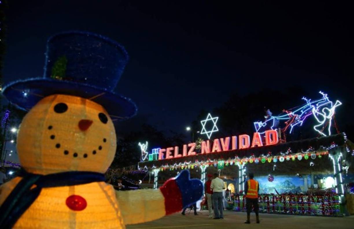 Otra de las atracciones está en el Campo Parada Marte donde los hondureños llegan para pasar un rato de alegría y olvidarse de los problemas. A este lugar, totalmente lleno de luces de colores, ingresan decenas de personas cada noche.