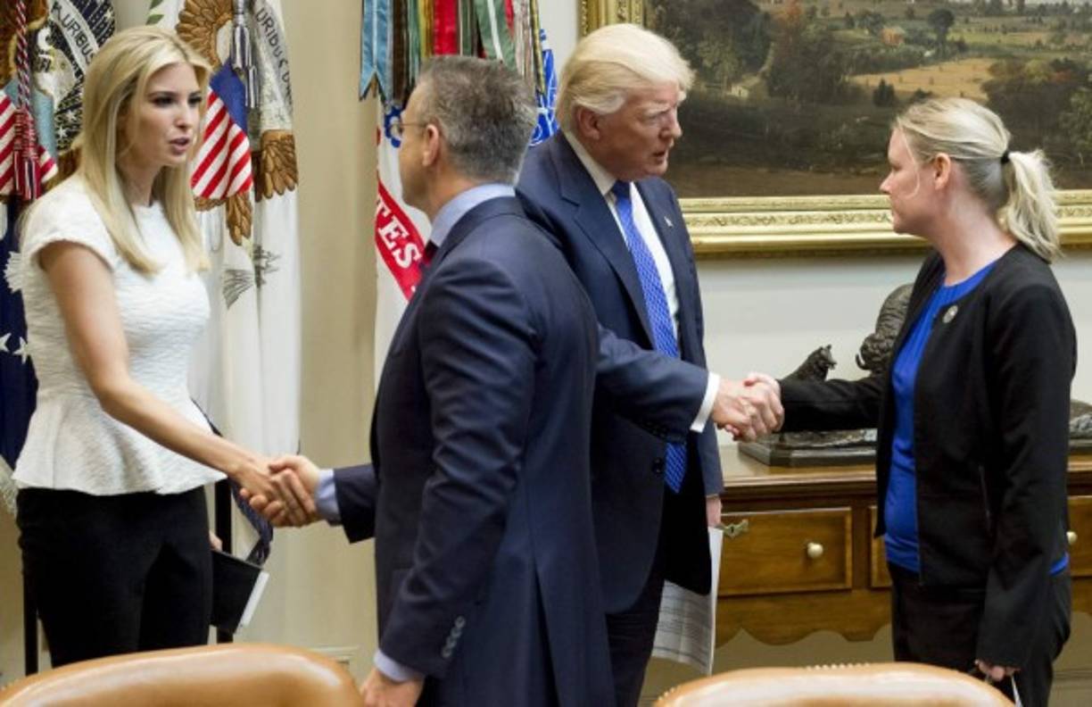 Ivanka Trump reapareció en el papel de primera dama de los Estados Unidos al acompañar a su padre, el presidente Donald Trump, en diversos eventos a lo largo de la semana, mientras su madrastra, Melania, se encuentra en Nueva York.