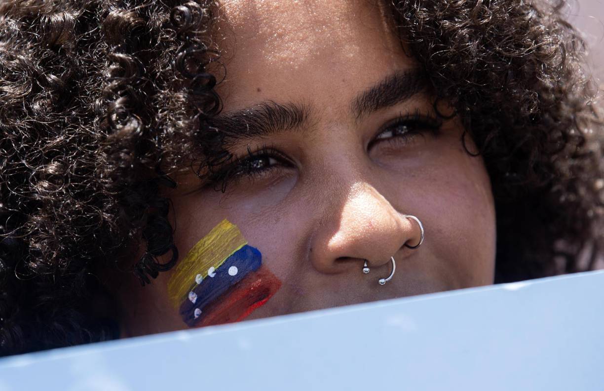 AME7653. SANTO DOMINGO (REPÚBLICA DOMINICANA), 03/08/2024.- Una mujer con la bandera de Venezuela pintada asiste a una concentración de ciudadanos venezolanos frente a la embajada de su país para manifestar tras las elecciones presidenciales del domingo en las que el Consejo Nacional Electoral (CNE) dio como ganador a Nicolás Maduro, este sábado en Santo Domingo (República Dominicana). EFE/Orlando Barría 