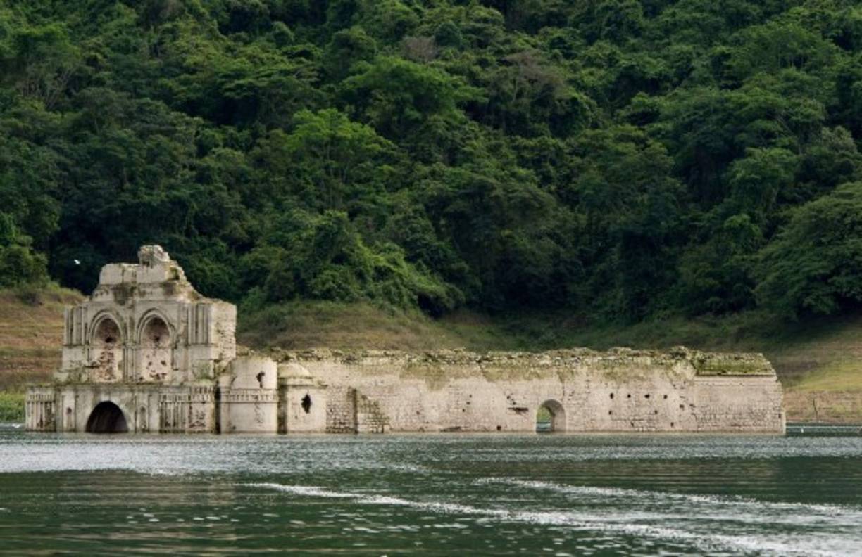 El templo mide 61 metros de largo por 14 de ancho y sus muros tienen diez metros de alto. El campanario de su fachada mide 16 metros.