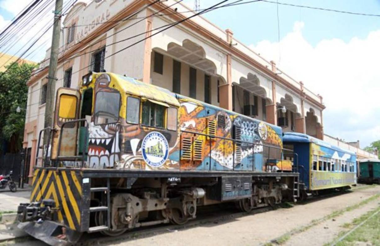 7. Tomarte una foto en el Ferrocarril Nacional.<br/>El tren en la Capital Industrial realiza un recorrido con pasajeros desde la terminal de buses hasta la Estación Central y de ahí parte hasta la colonia Guadalupe.
