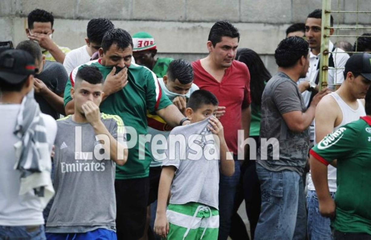 Un enfrentamiento entre la Policía y la barra de Marathón ocasionó el caos entre quienes asistieron al derbi que ganó Real España.<br/>