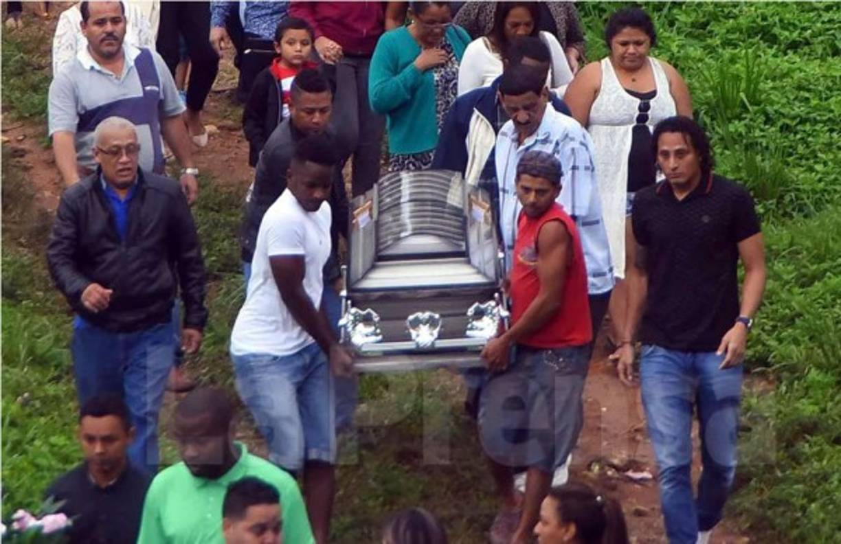 El entierro se realizó ante un nutrido grupo de amigos y familiares que lamentaron profundamente el deceso de la progenitora del portero del Real España.