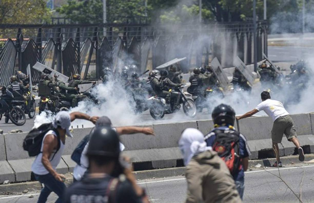 El número de detenidos y heridos sigue en aumento tras la sublevación de militares del régimen de Maduro.
