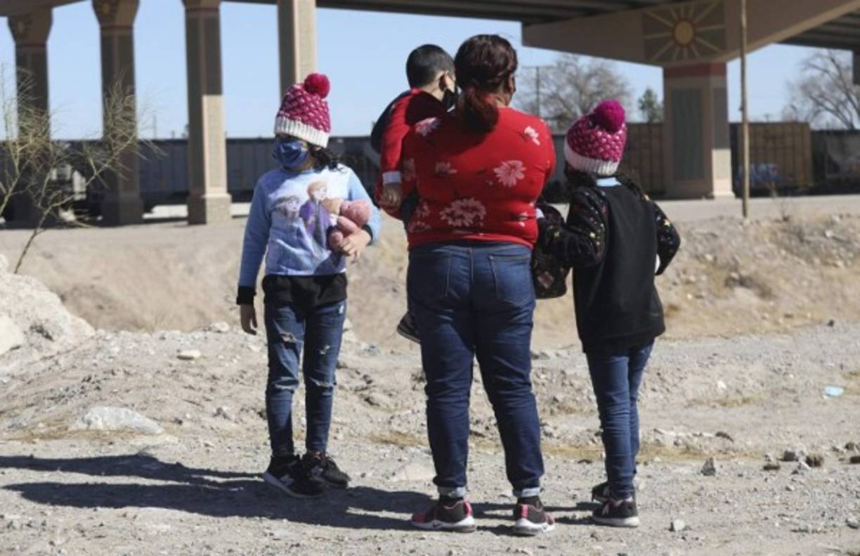 El Times afirma que esta situación está creando la primera crisisi fronteriza para Biden, ya que cada día se acumulan nuevas familias en los pueblos fronterizos de México, durmiendo en las calles o debajo de los puentes, esperando la oportunidad para cruzar a EEUU.