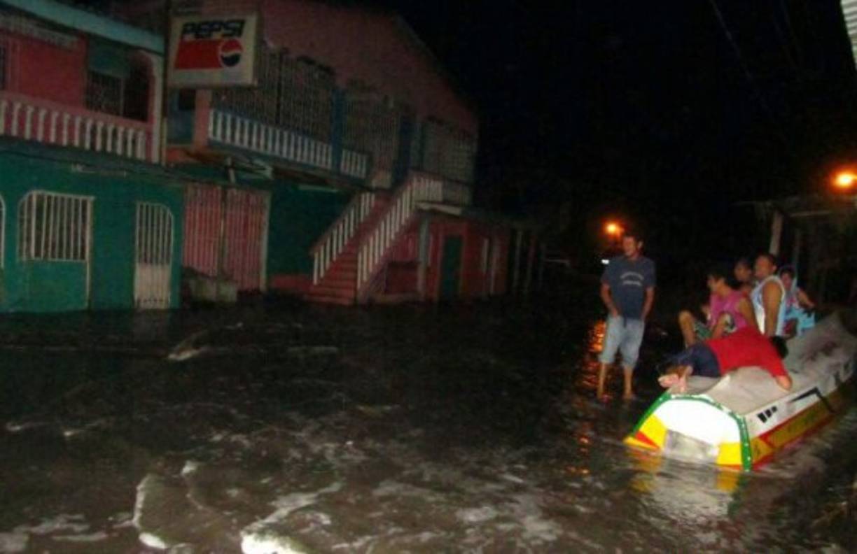 Bomberos y miembros de la Copeco monitorearon el oleaje en Cedeño, Pacífico hondureño.