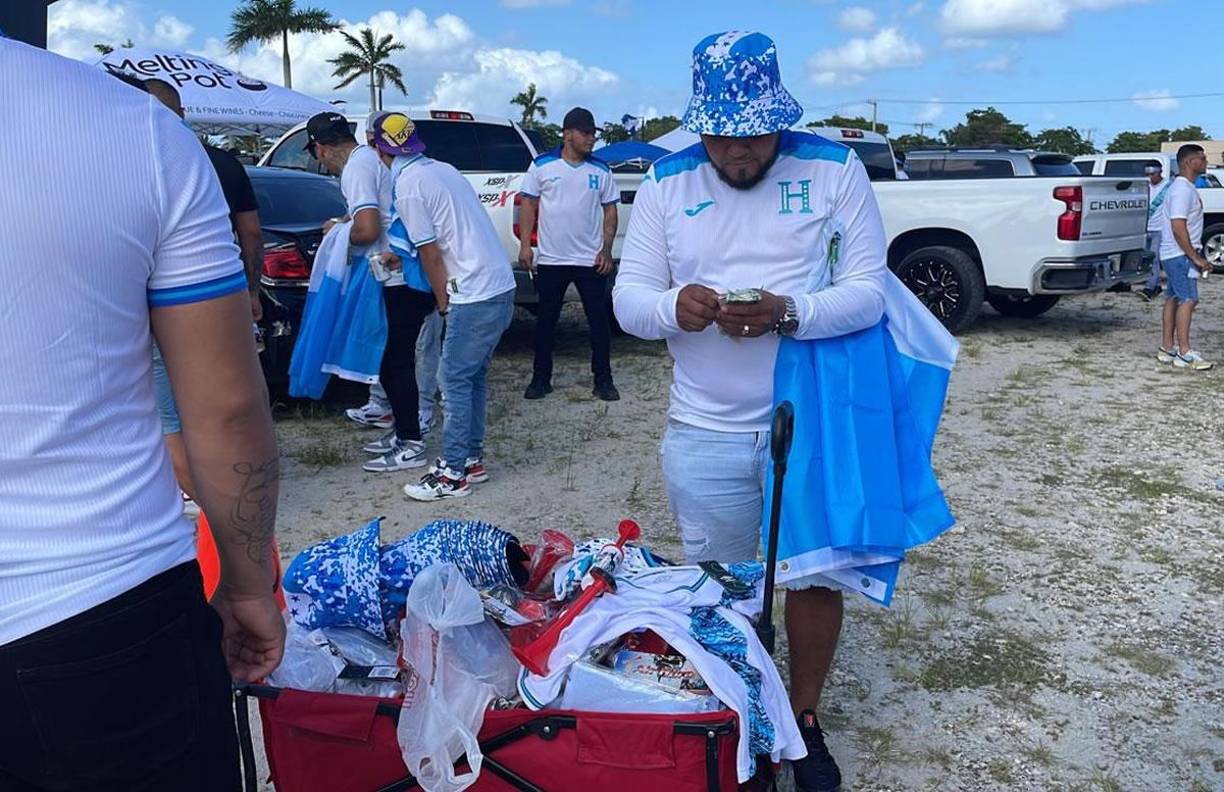 Bellezas, bailes y fiesta catracha: el ambiente en el Honduras-Guatemala en Miami