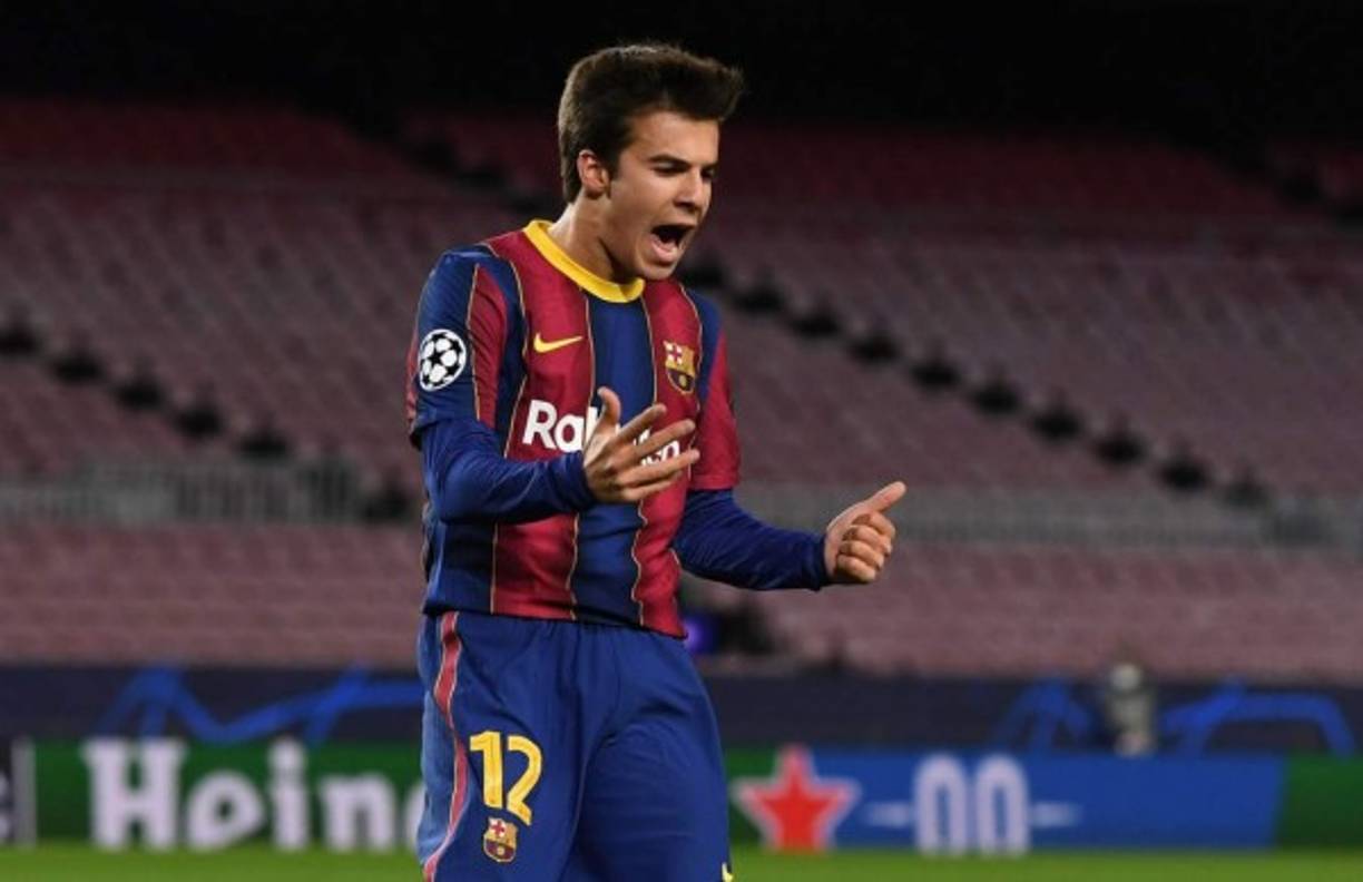 Riqui Puig ha sido noticia este día en el mercado de invierno pues su nombre suena en Inglaterra. Según publica The Sun, el joven español interesa al Arsenal de Mikel Arteta, club que ha preguntado por su situación en el Barcelona. Los 'gunners' quieren incorporar un centrocampista creativo en el mercado de invierno y ven al jugador azulgrana, de acuerdo con esta información, como una buena opción. El Leeds de Bilesa también habría preguntado por el culé.
