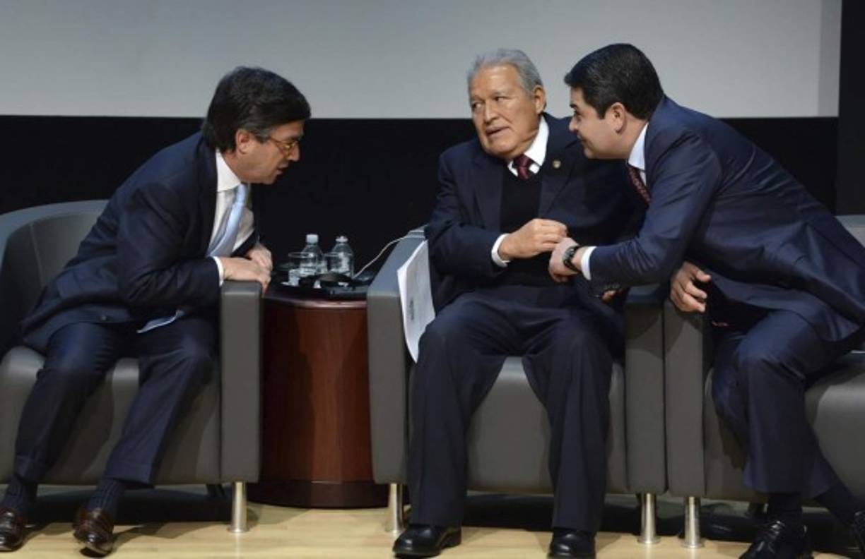El presidente del BID, Luis Moreno, y los mandatarios salvadoreño y hondureño: Salvadro Sánchez Cerén y Juan Orlando Hernández.