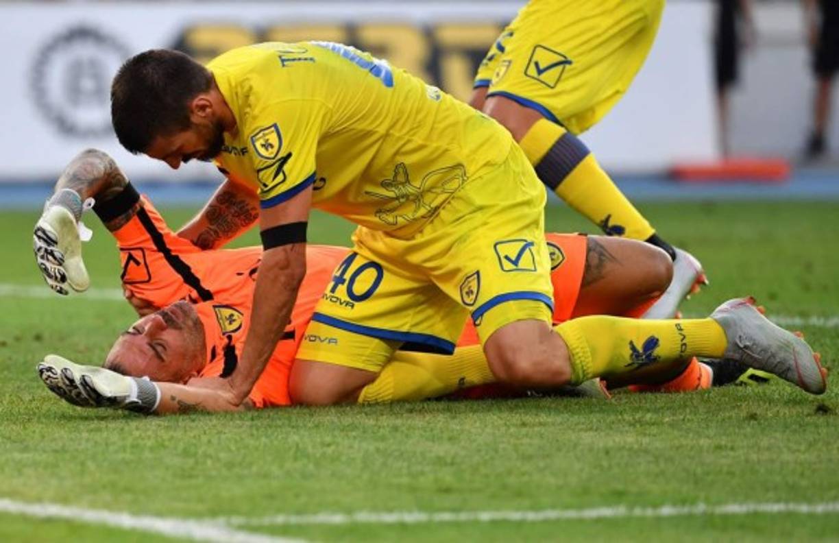 A pesar de su recuperación, el veterano guardameta debía abandonar el terreno de juego.