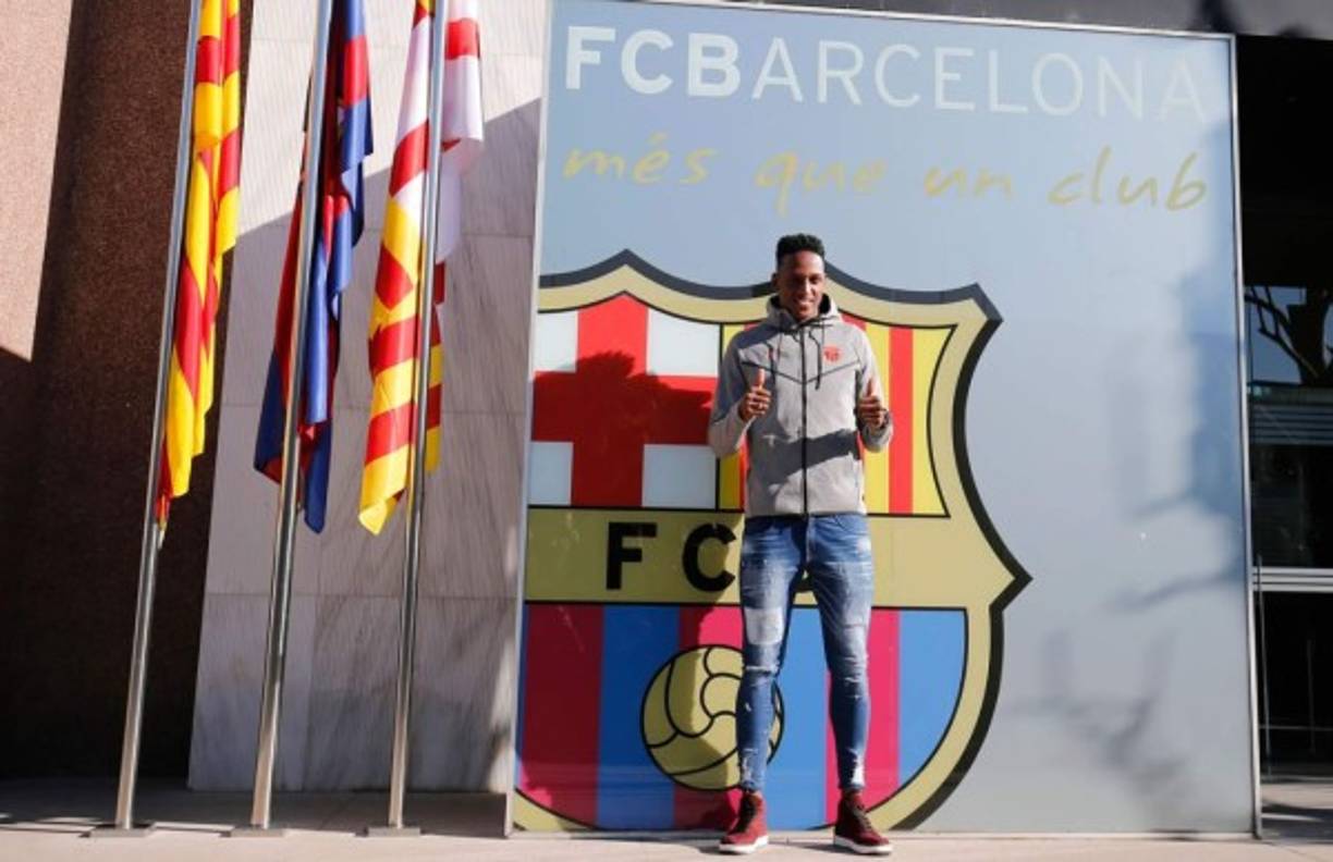 El nuevo jugador el Barcelona, Yerry Mina, pasó el reconocimiento médico con éxito y habló para los medios oficiales del club. 'Para mí es un orgullo indescriptible, siempre lo he soñado. Ahora tengo la oportunidad de estar aquí y compartir equipo con grandes figuras. Jugadores como Messi, Piqué, Umtiti..., son los mejores jugadores del mundo. Espero poder compartir éxitos con ellos y conseguir los objetivos, lo más importante es ganar títulos', comentó.