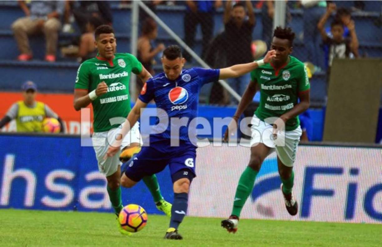 Erick Andino es marcado por Yaudel Lahera y Bryan Johnson.