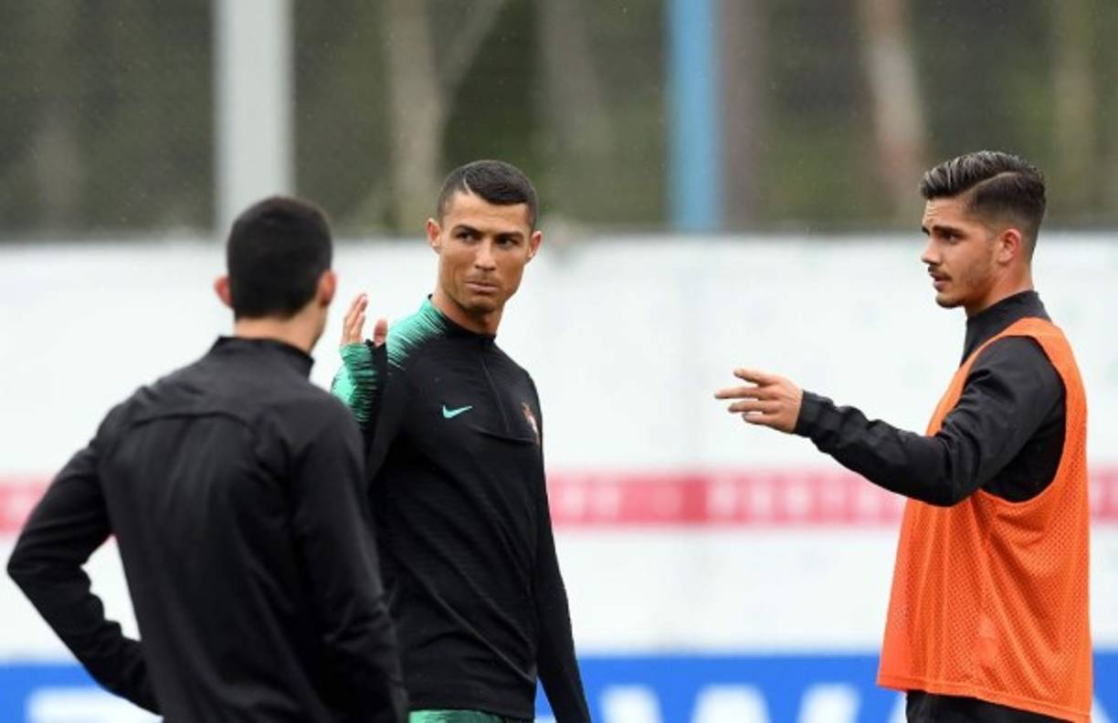 '¡Cristiano! ¡Portugal!', coreaban los niños de varias escuelas deportivas invitados al evento.