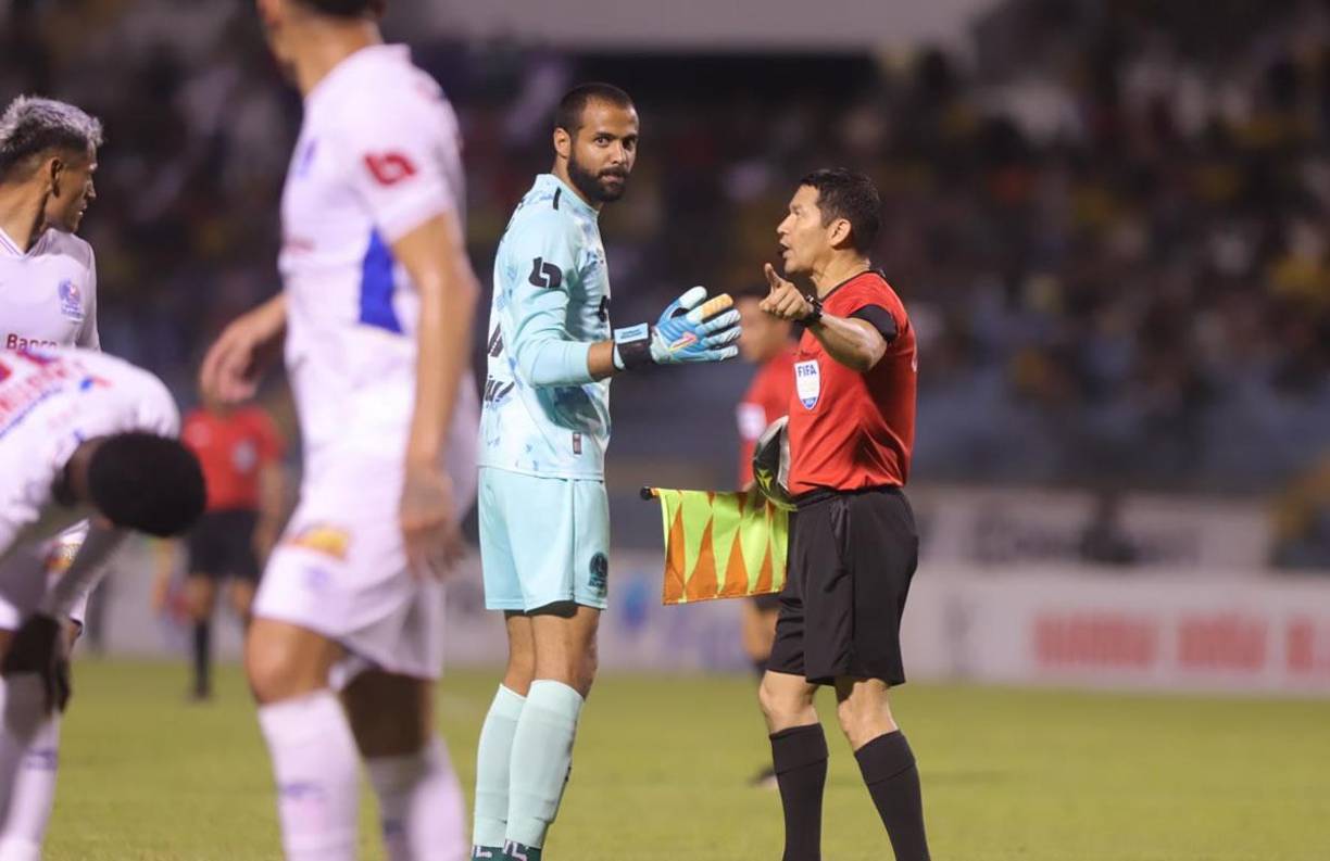 Edrick Menjívar le reclamó a uno de los árbitros al final del primer tiempo.