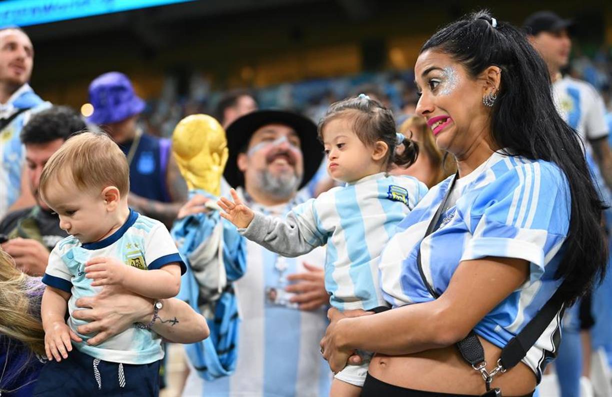 Antonela e Ivana causan revuelo en el Argentina-Croacia