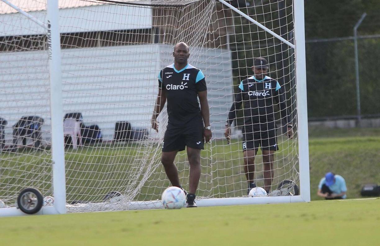 El exdelantero de Honduras, David Suazo, no se perdió ningún detalle del entrenamiento de la Selección de Honduras en el CAR.