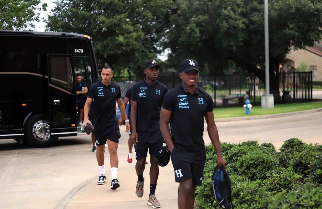 Los seleccinados hondureños llegaron por la tarde al Episcopal High School de Houston para realizar la práctica.