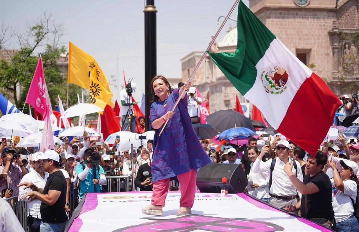 Y es que durante toda su campaña política en México, la empresaria Xóchitl Gálvez, utilizó vestimenta mexicana autóctona y tradicional del país azteca, hoy reaparece como toda una dama y figura de alta alcurnia.