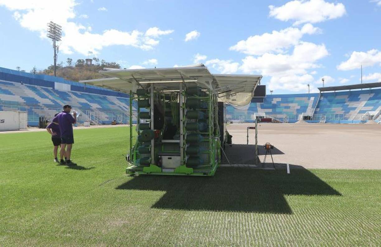 Muy copada luce la zona que ya fue cosida con el césped sintético y comenzará a unirse con natural para formar el híbrido.